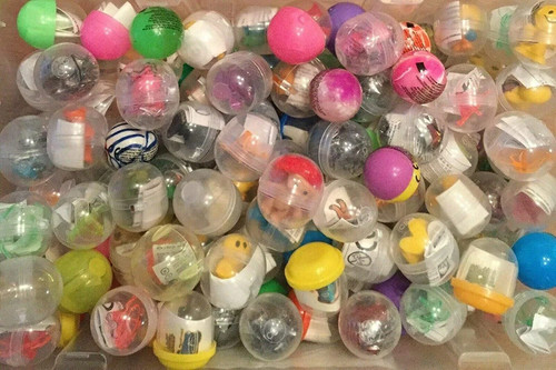 100 28x32mm mixed toys - mixed,